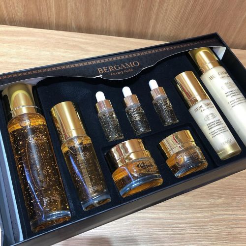 𝐓𝐑Ọ𝐍 𝐁Ộ 𝐁𝐄𝐑𝐆𝐀𝐌𝐎 𝐋𝐮𝐱𝐮𝐫𝐲 𝐆𝐨𝐥𝐝 &𝐂𝐨𝐥𝐥𝐚𝐠𝐞𝐧 𝐒𝐤𝐢𝐧 𝐂𝐚𝐫𝐞 𝐒𝐲𝐬𝐭𝐞𝐦 𝐆𝐢𝐟𝐭 𝐒𝐞𝐭 (𝟗 𝐢𝐭𝐞𝐦𝐬)/ 𝐌𝐚𝐝𝐞 𝐢𝐧 𝐊𝐨𝐫𝐞𝐚.